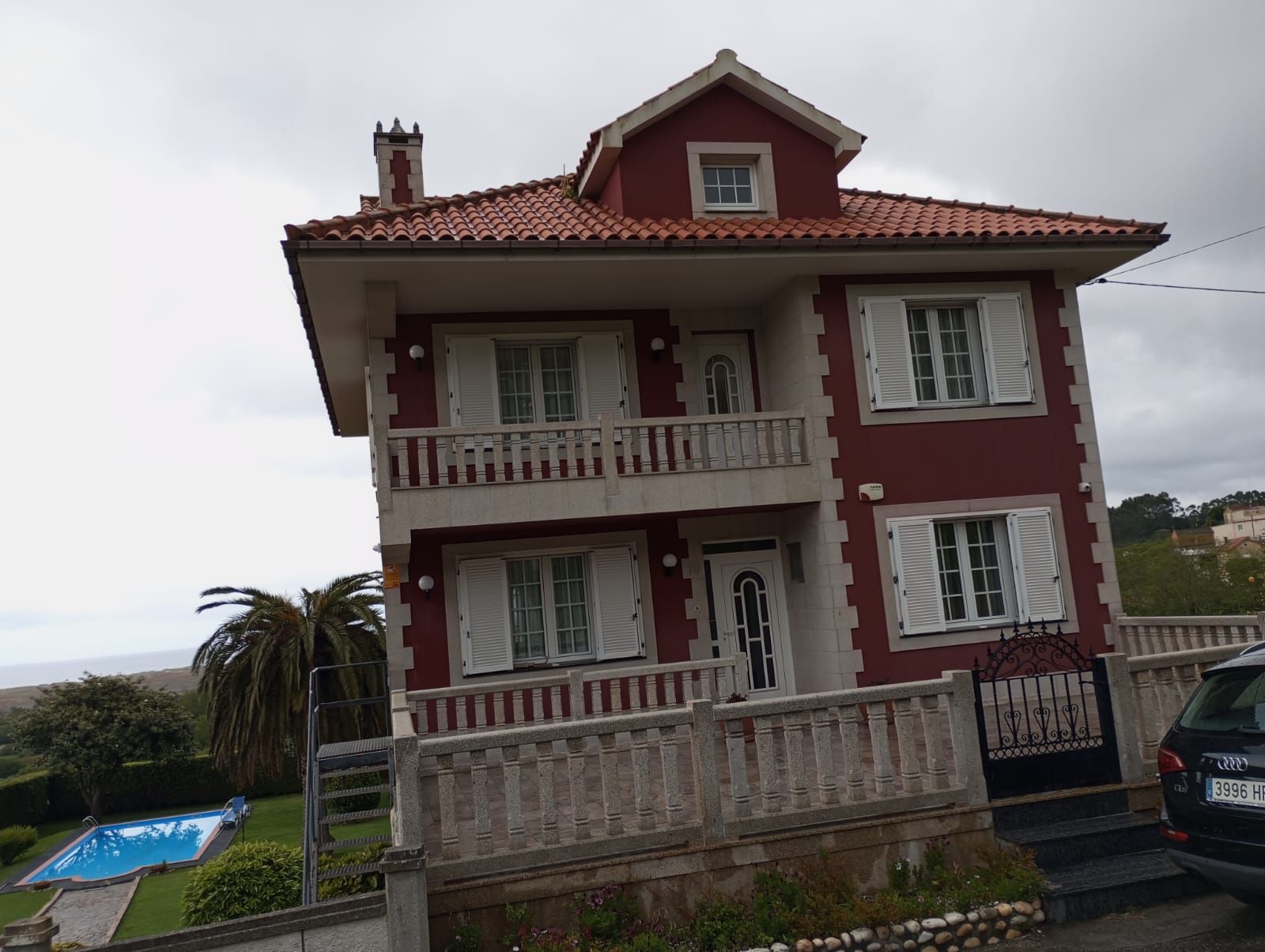 Vista exterior de Casa o xalet en venda en Carballo amb Jardí privat, Traster i Piscina