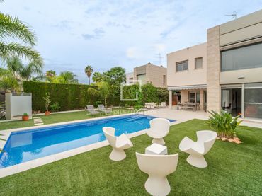 Chalet con piscina en venta en Torre en Conill - Cumbres de San Antonio