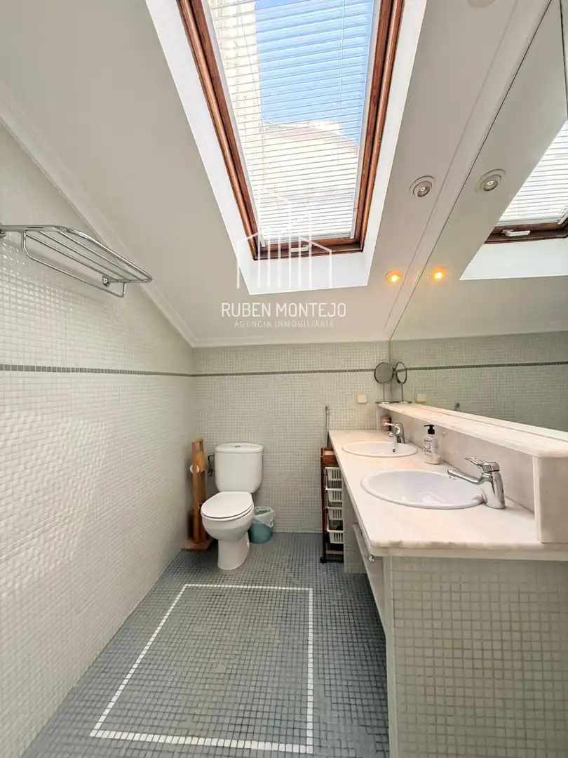 Bathroom of Attic for rent in Salamanca  with Air Conditioner, Heating and Terrace