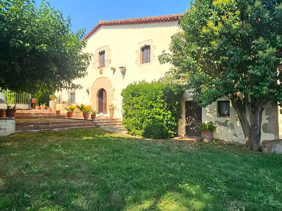 Casa rústica amb jardí en venda a Passeig Cosme I Damia 2
