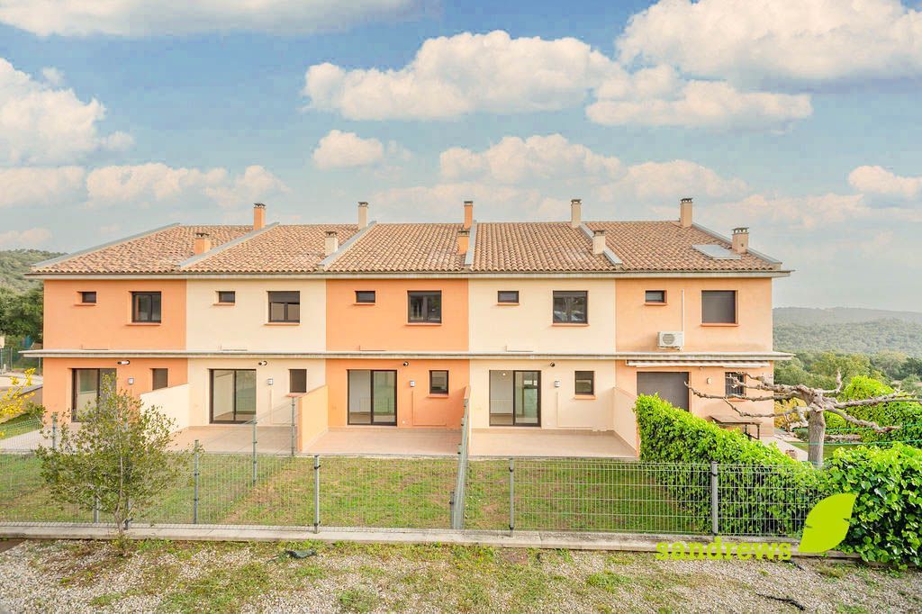 Vista exterior de Casa adosada en venda en Darnius amb Calefacció i Jardí privat