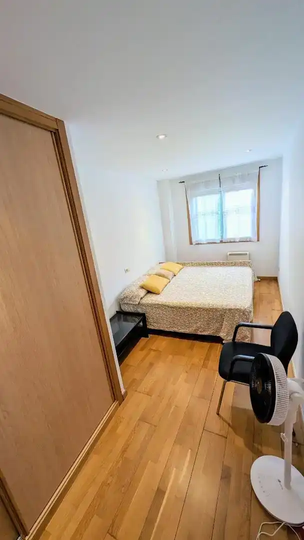Schlafzimmer von Wohnung zur Miete in Boiro mit Parkett, Möbliert und Ofen