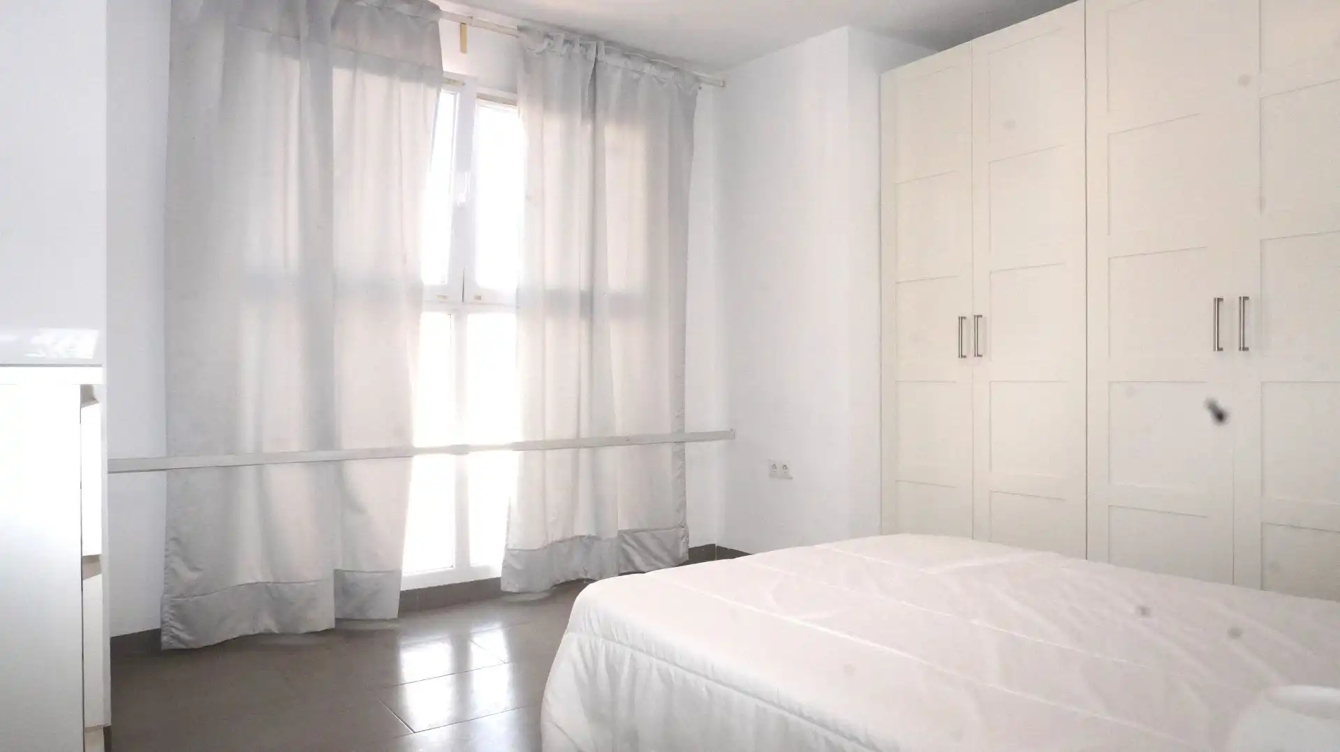 Dormitori de Àtic de lloguer en Motril amb Aire condicionat, Terrassa i Moblat
