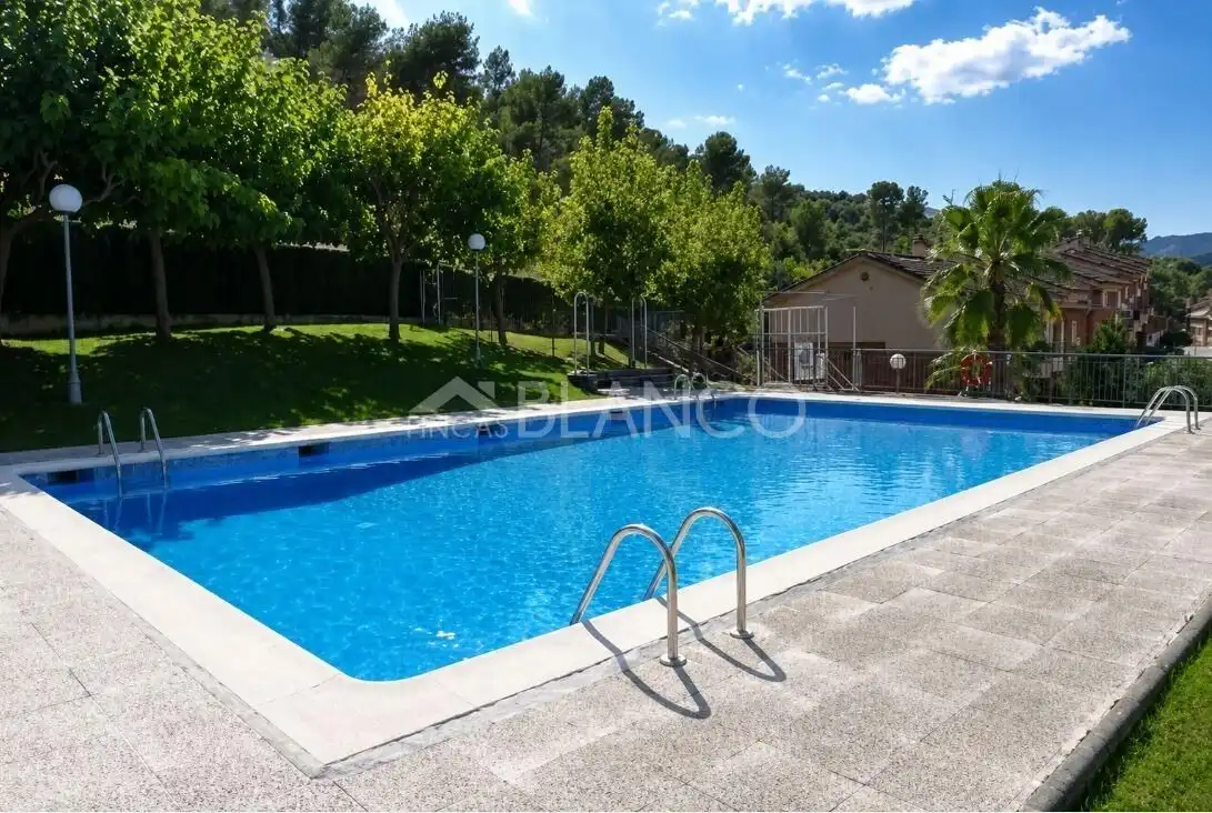 Piscina de Casa o xalet en venda en Sant Andreu de la Barca amb Calefacció, Traster i Piscina comunitària