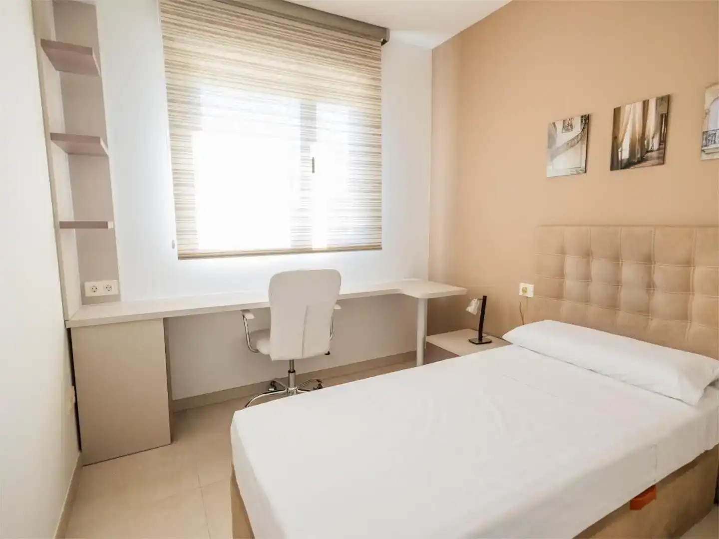 Schlafzimmer von Wohnungen zur Miete in Chipiona mit Klimaanlage, Privatgarten und Schwimmbad
