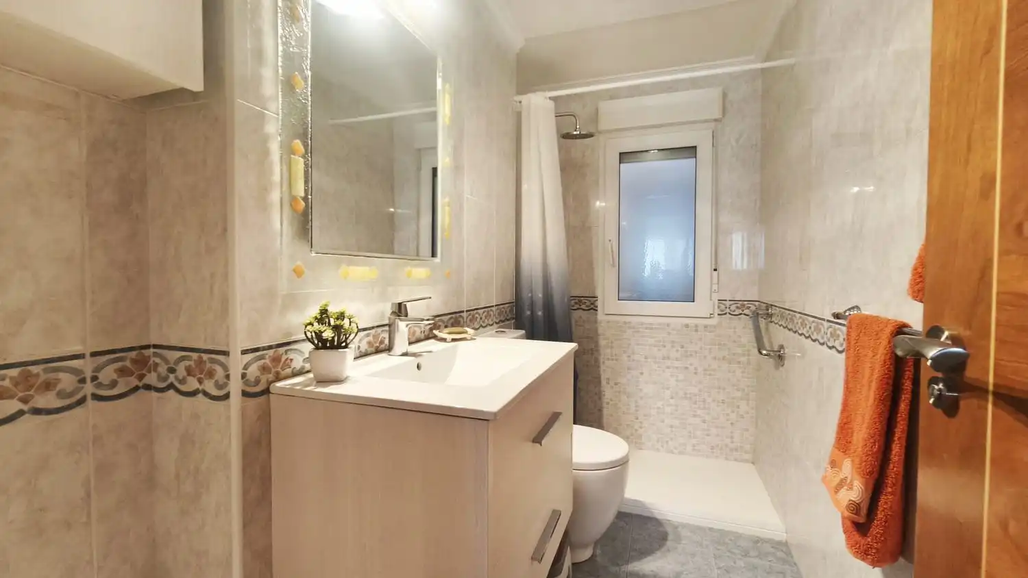 Bathroom of Flat for sale in Gijón   with Heating and Swimming Pool