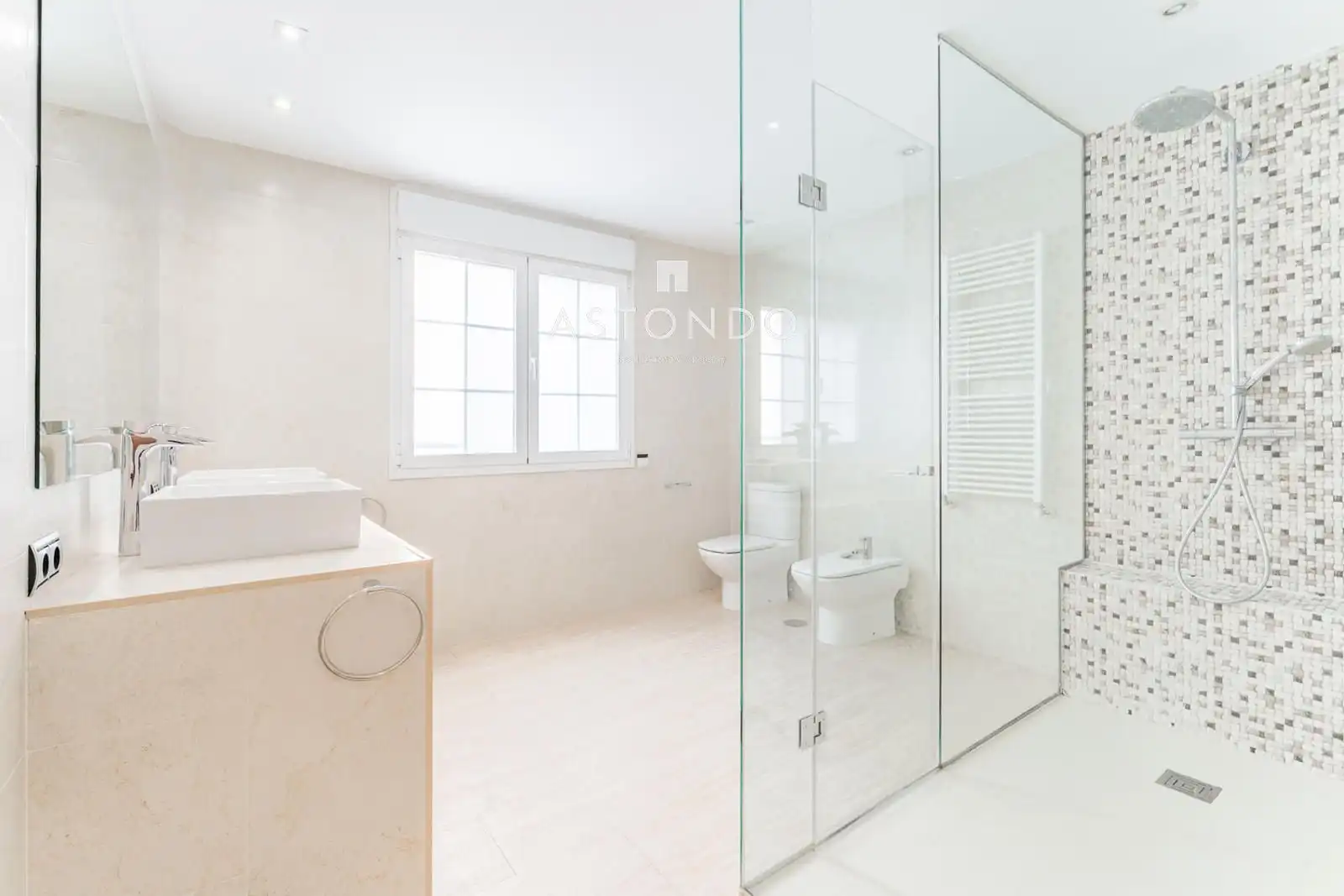 Baño de Casa adosada en venta en Madrid con Aire acondicionado, Calefacción y Terraza