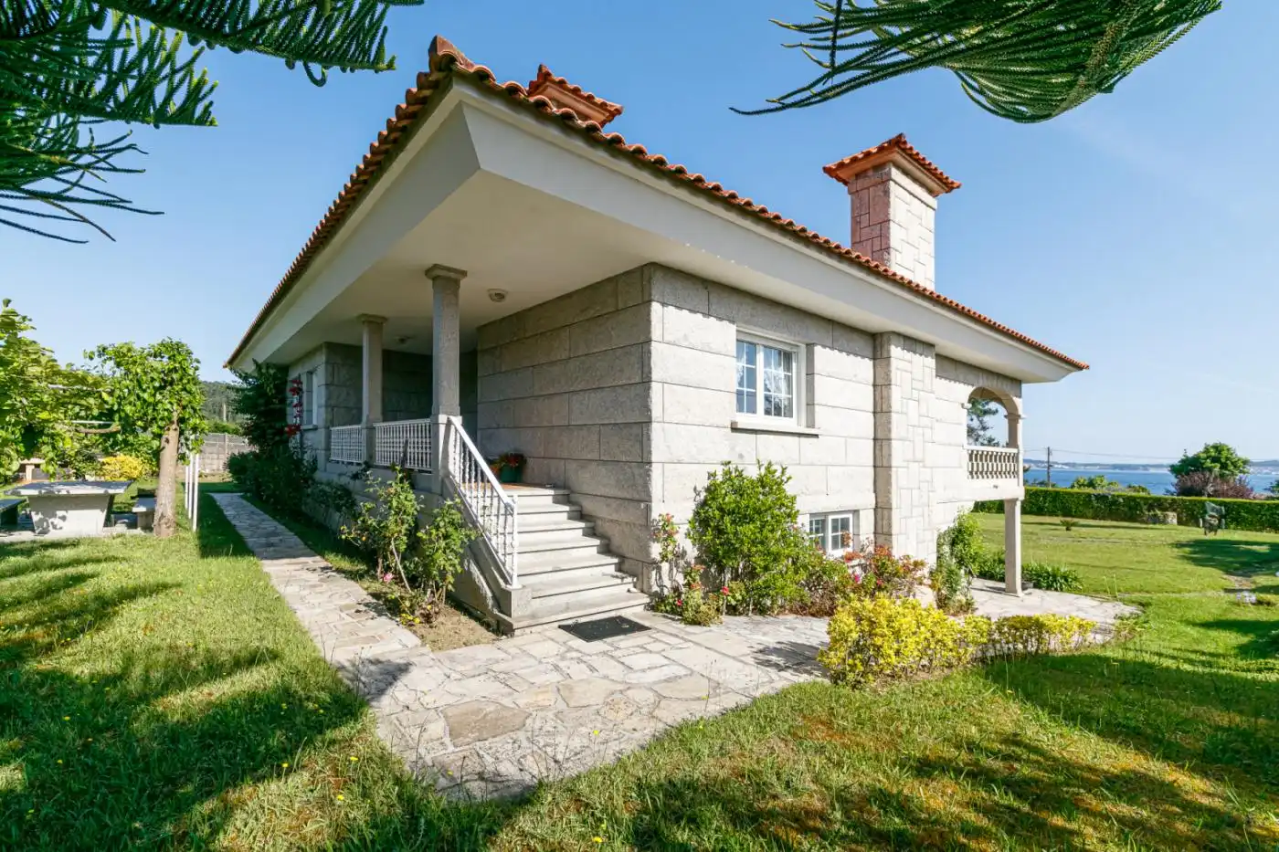 Vista exterior de Casa o chalet en venta en Bueu con Calefacción, Terraza y Amueblado