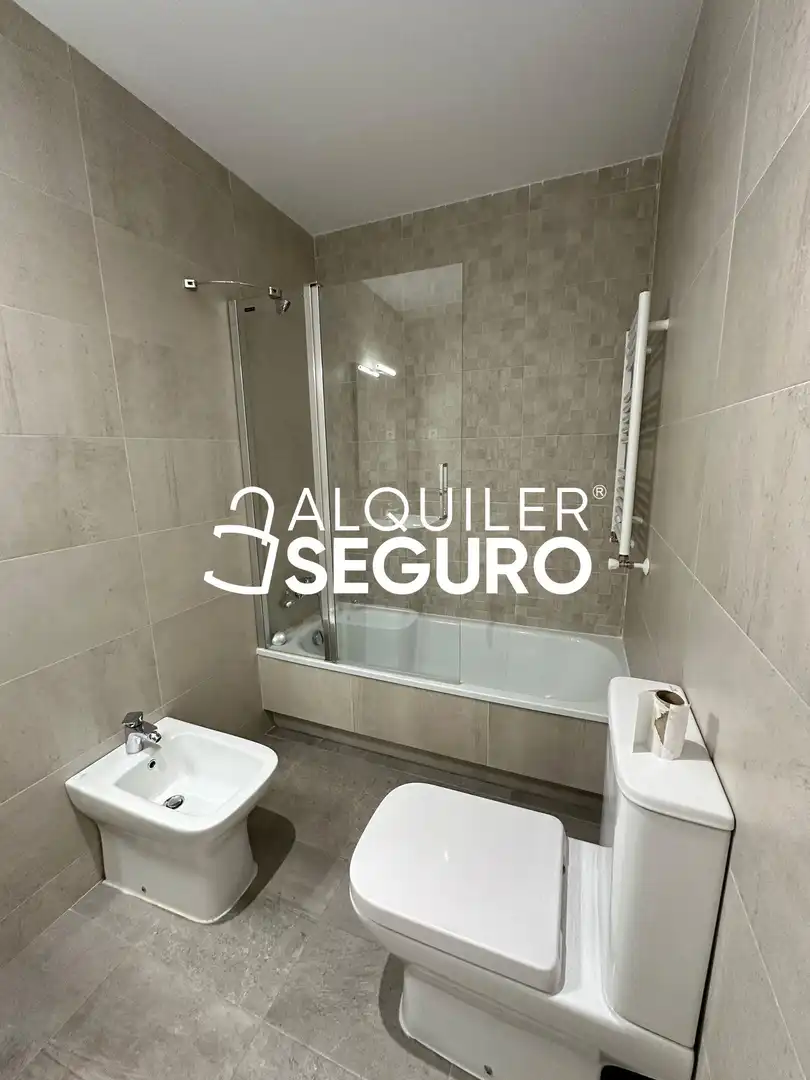 Baño de Piso de alquiler en Madrid con Calefacción, Terraza y Trastero