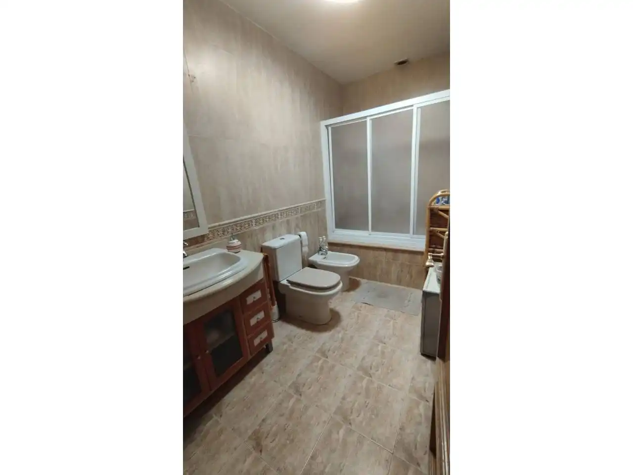 Badezimmer von Einfamilien-Reihenhaus zum Verkauf in Ocaña mit Heizung, Privatgarten und Möbliert