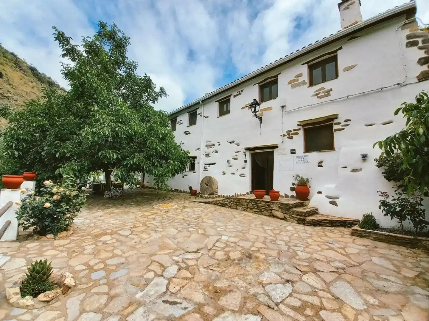 Vista exterior de Finca rústica en venda en Laroya amb Jardí privat, Piscina i Moblat