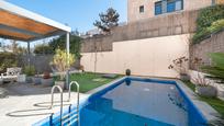 Piscina de Casa adosada en venda en  Madrid Capital amb Aire condicionat, Calefacció i Jardí privat