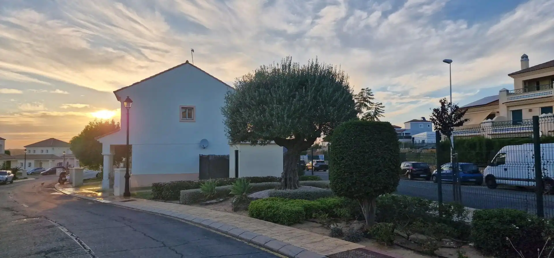 Vista exterior de Casa adosada en venda en Ayamonte amb Jardí privat, Moblat i Balcó