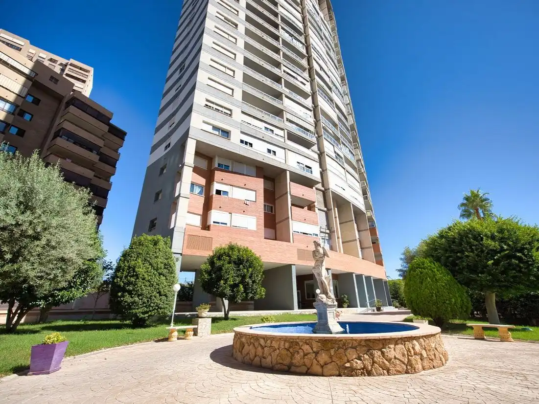 Vista exterior de Pis en venda en Benidorm amb Aire condicionat, Terrassa i Balcó