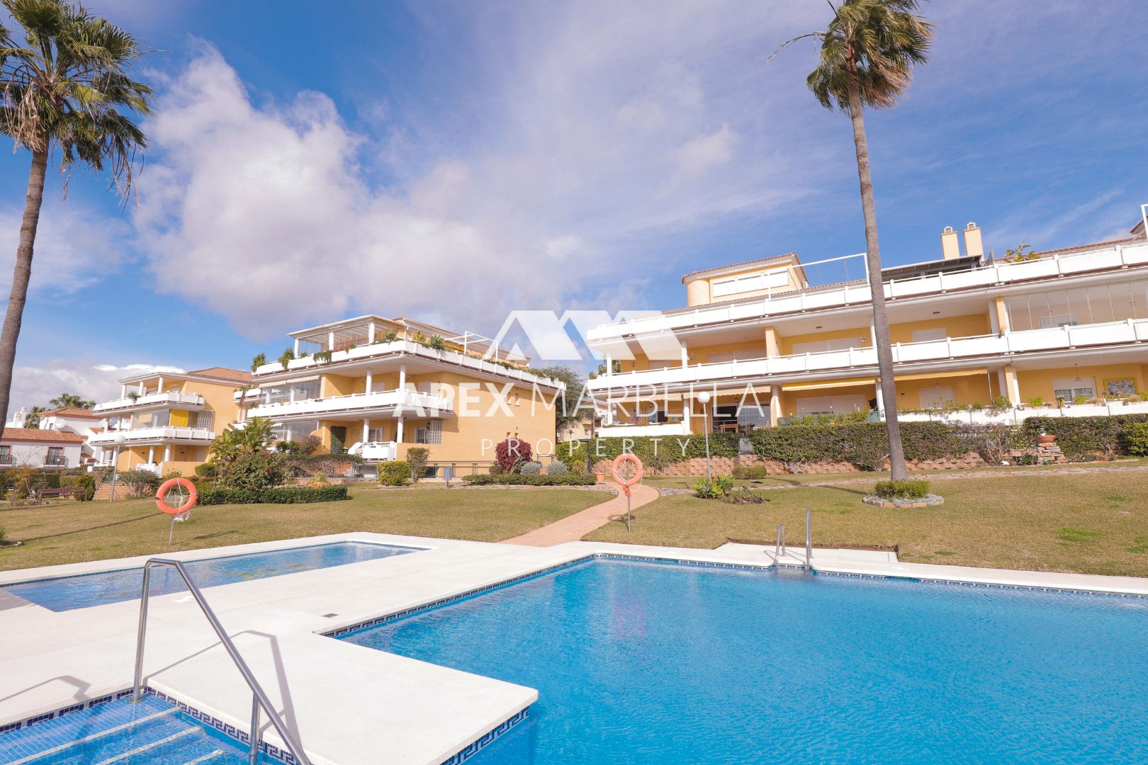 Vista exterior de Apartament en venda en Marbella amb Aire condicionat, Jardí privat i Terrassa