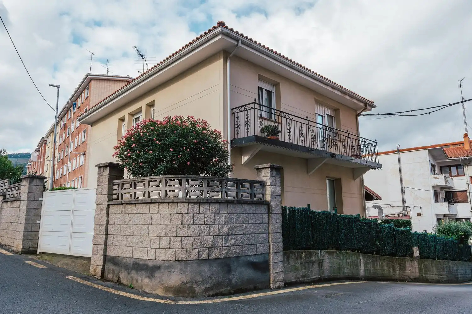 Außenansicht von Country house zum Verkauf in Muskiz mit Privatgarten, Terrasse und Balkon