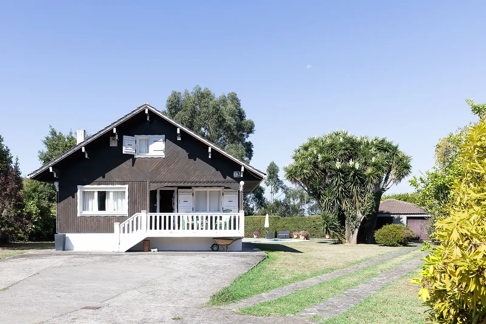 Vista exterior de Casa o chalet en venta en Oleiros con Calefacción, Jardín privado y Piscina