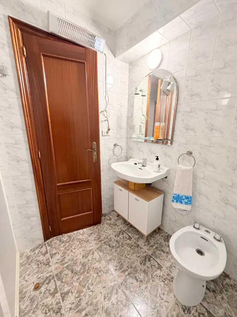 Baño de Piso en venta en Castellón de la Plana / Castelló de la Plana con Amueblado, Horno y Lavadora