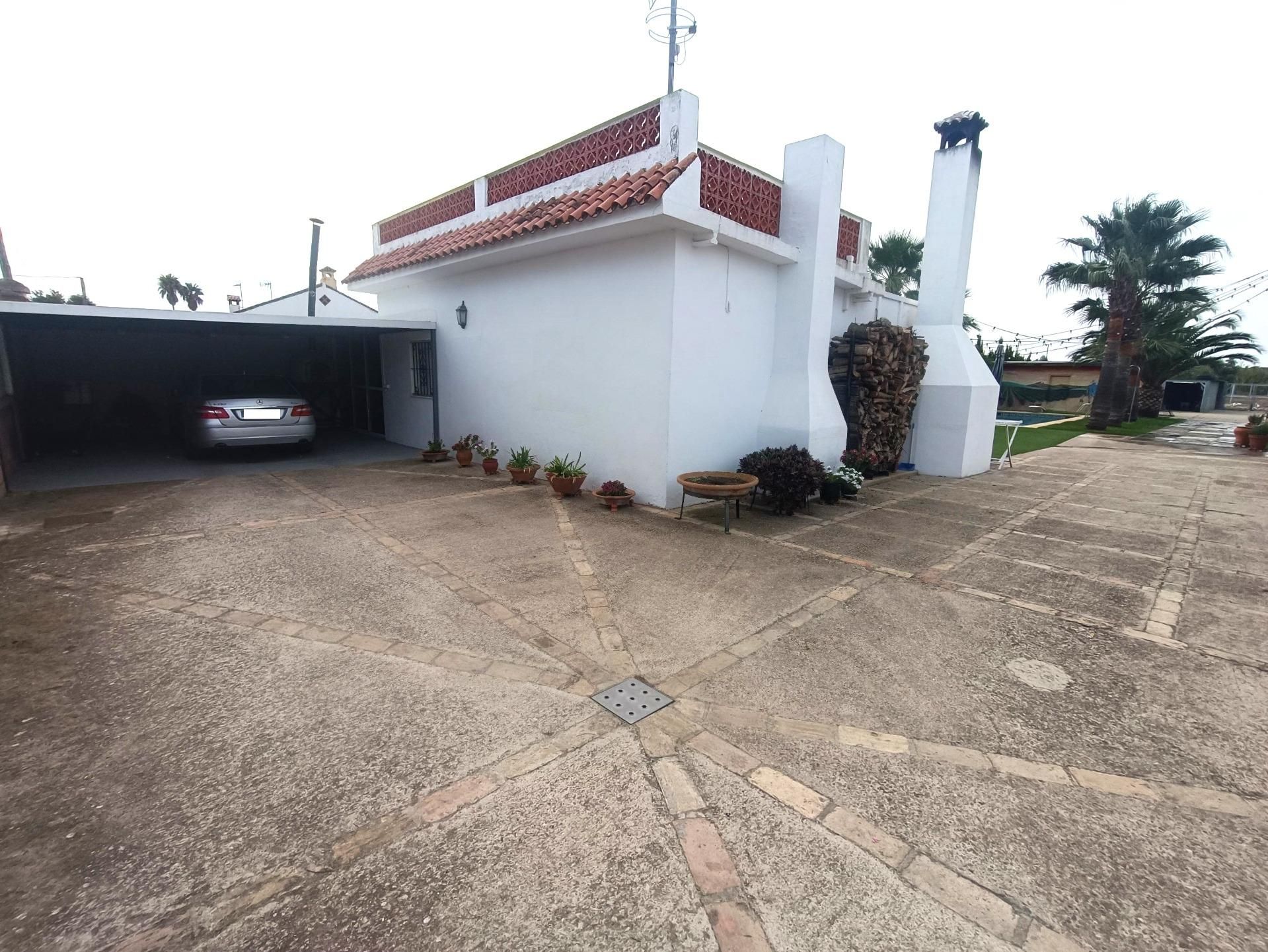Vista exterior de Casa o xalet en venda en Jerez de la Frontera amb Jardí privat, Traster i Piscina