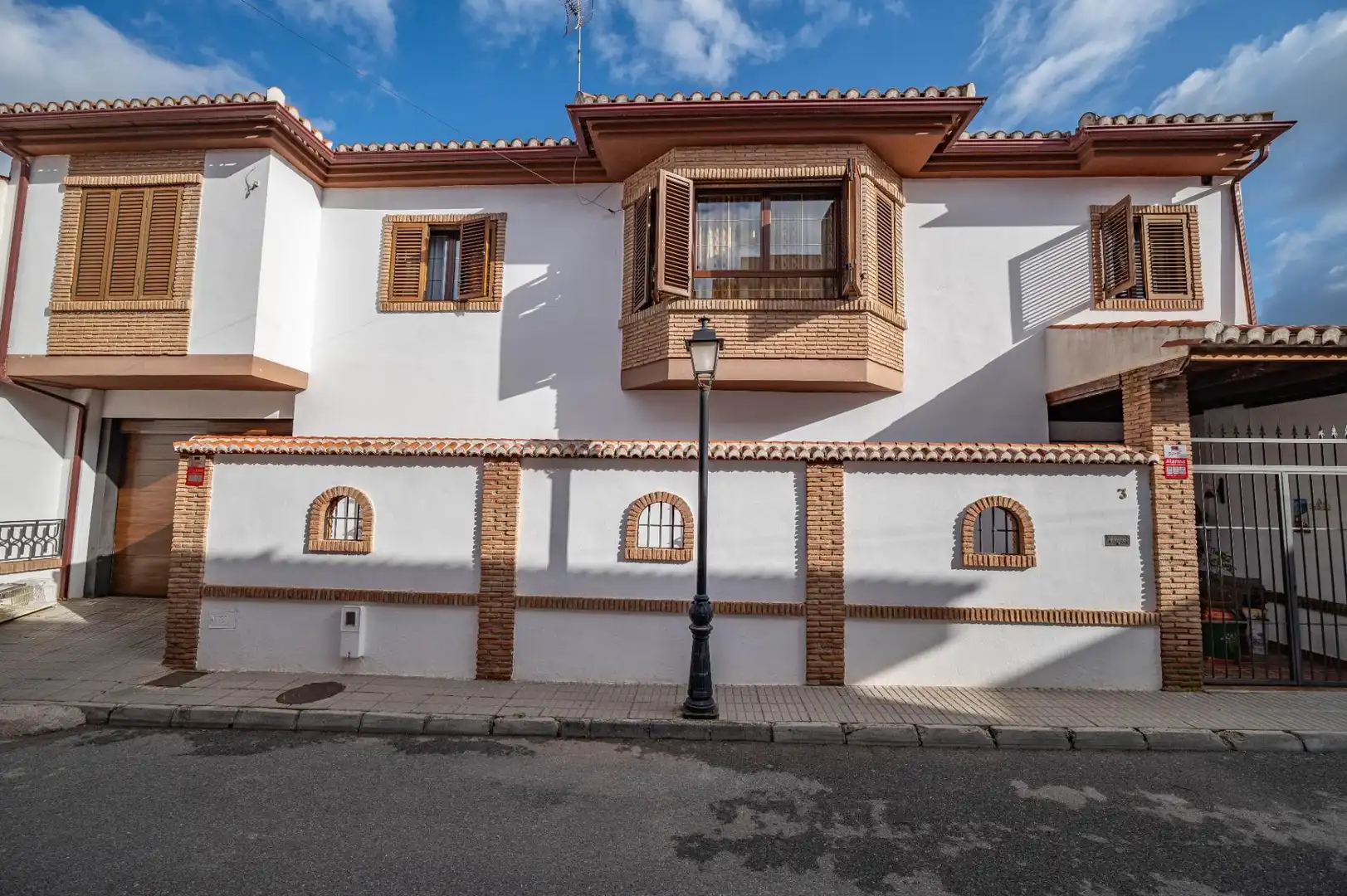 Vista exterior de Casa o xalet en venda en Las Gabias amb Aire condicionat, Terrassa i Moblat