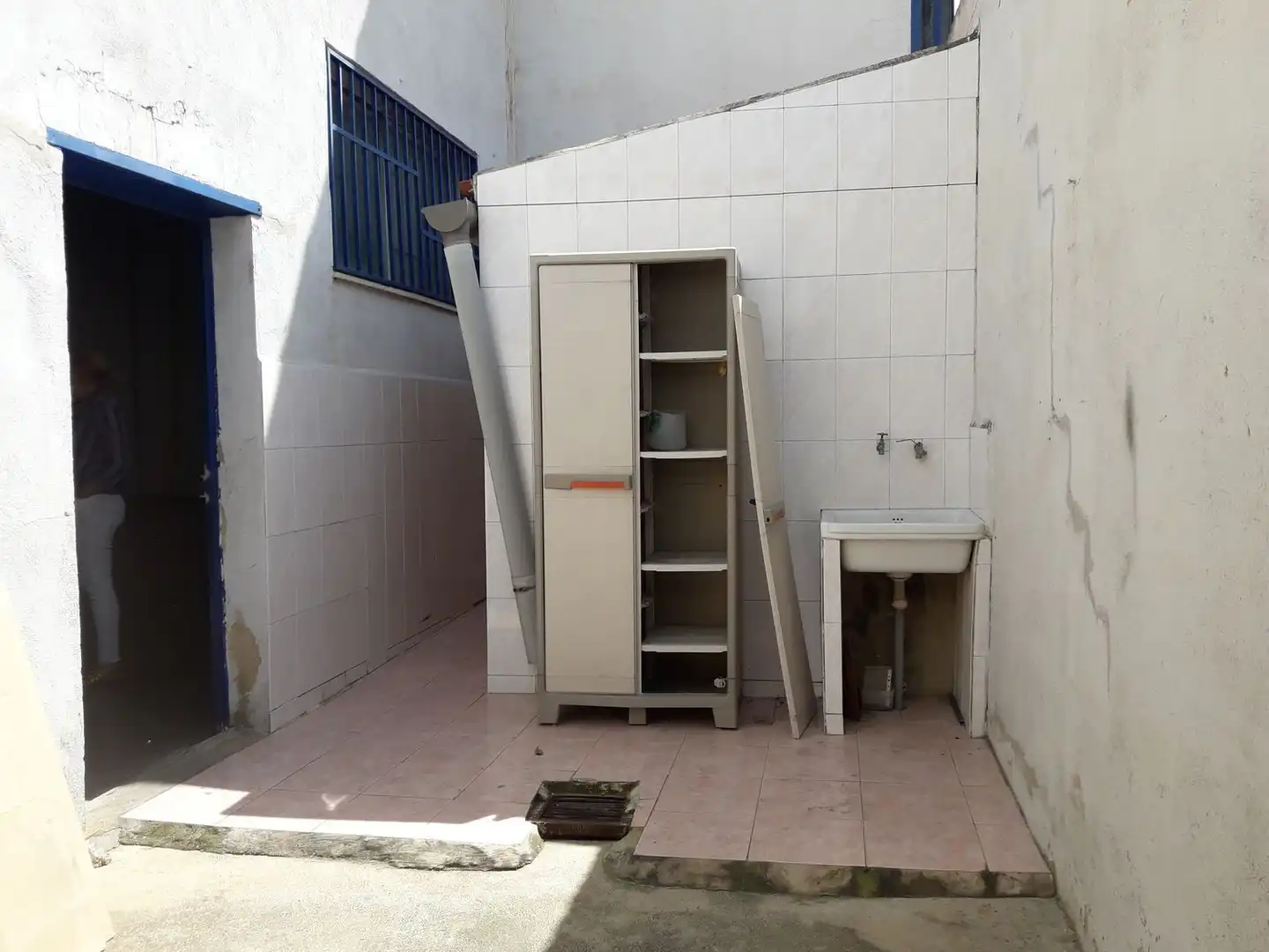 Bathroom of Commercial properties for rent in Aldaia