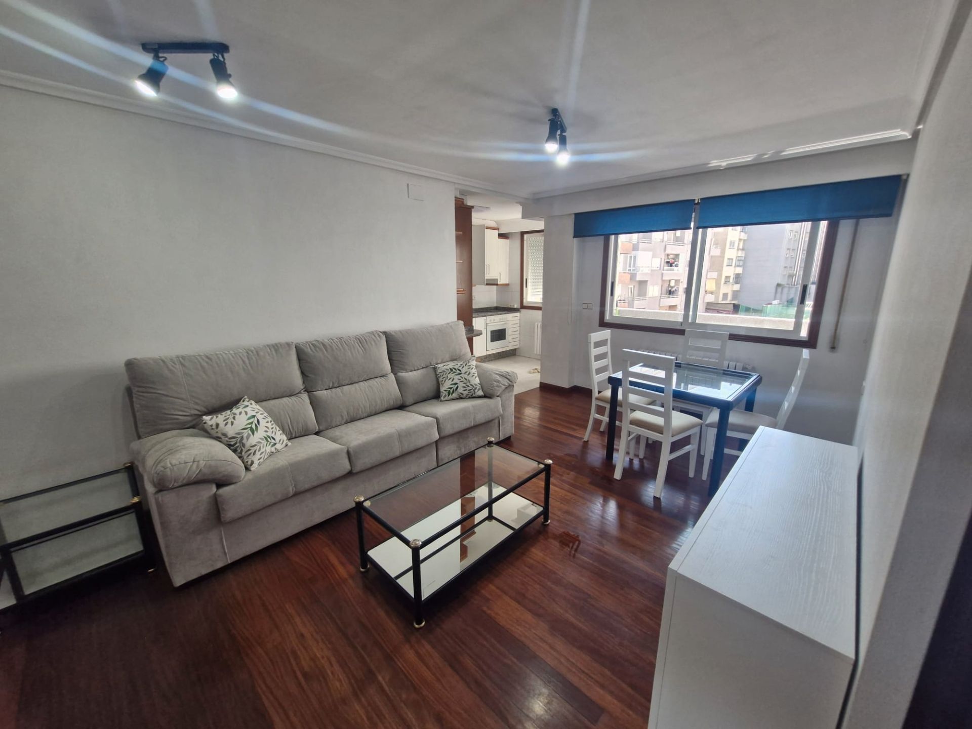 Sala d'estar de Apartament de lloguer en Ourense Capital  amb Calefacció, Parquet i Traster