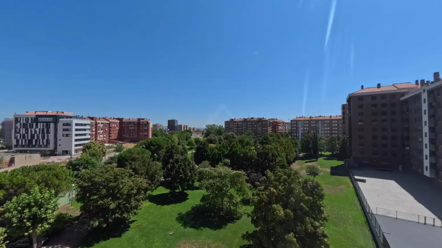 Vista exterior de Pis en venda en  Logroño amb Calefacció, Parquet i Traster