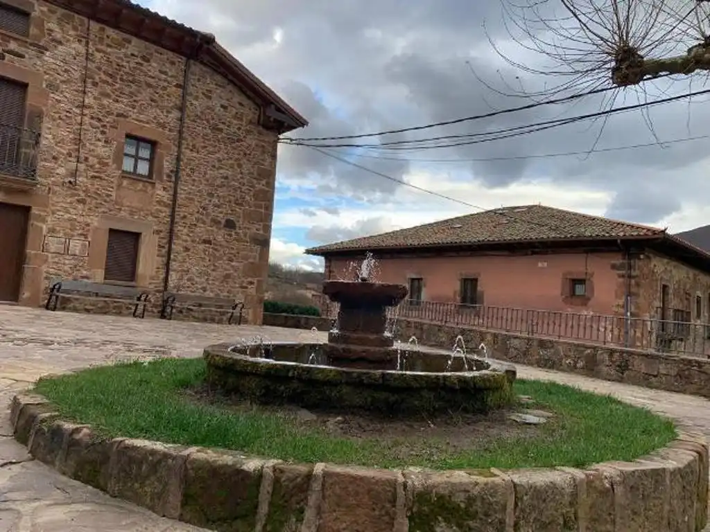 Vista exterior de Casa adosada en venda en Pineda de la Sierra amb Calefacció