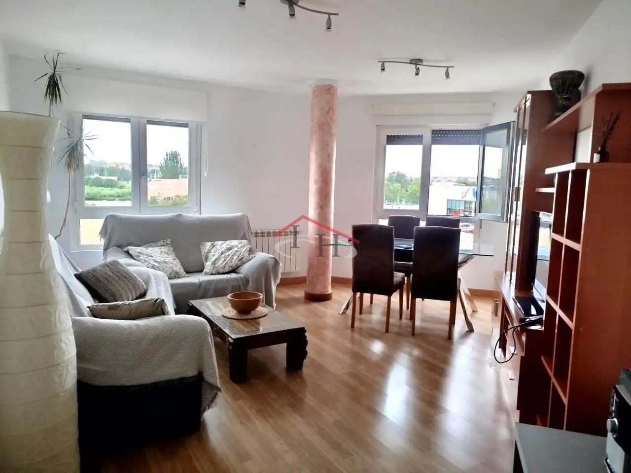Wohnzimmer von Wohnungen zur Miete in Villaquilambre mit Heizung, Parkett und Terrasse