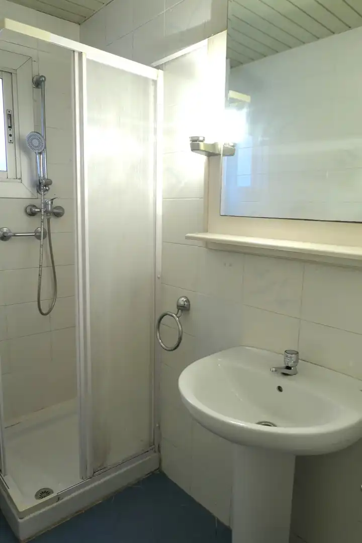 Bany de Casa o xalet en venda en Barcelona amb Terrassa i Traster