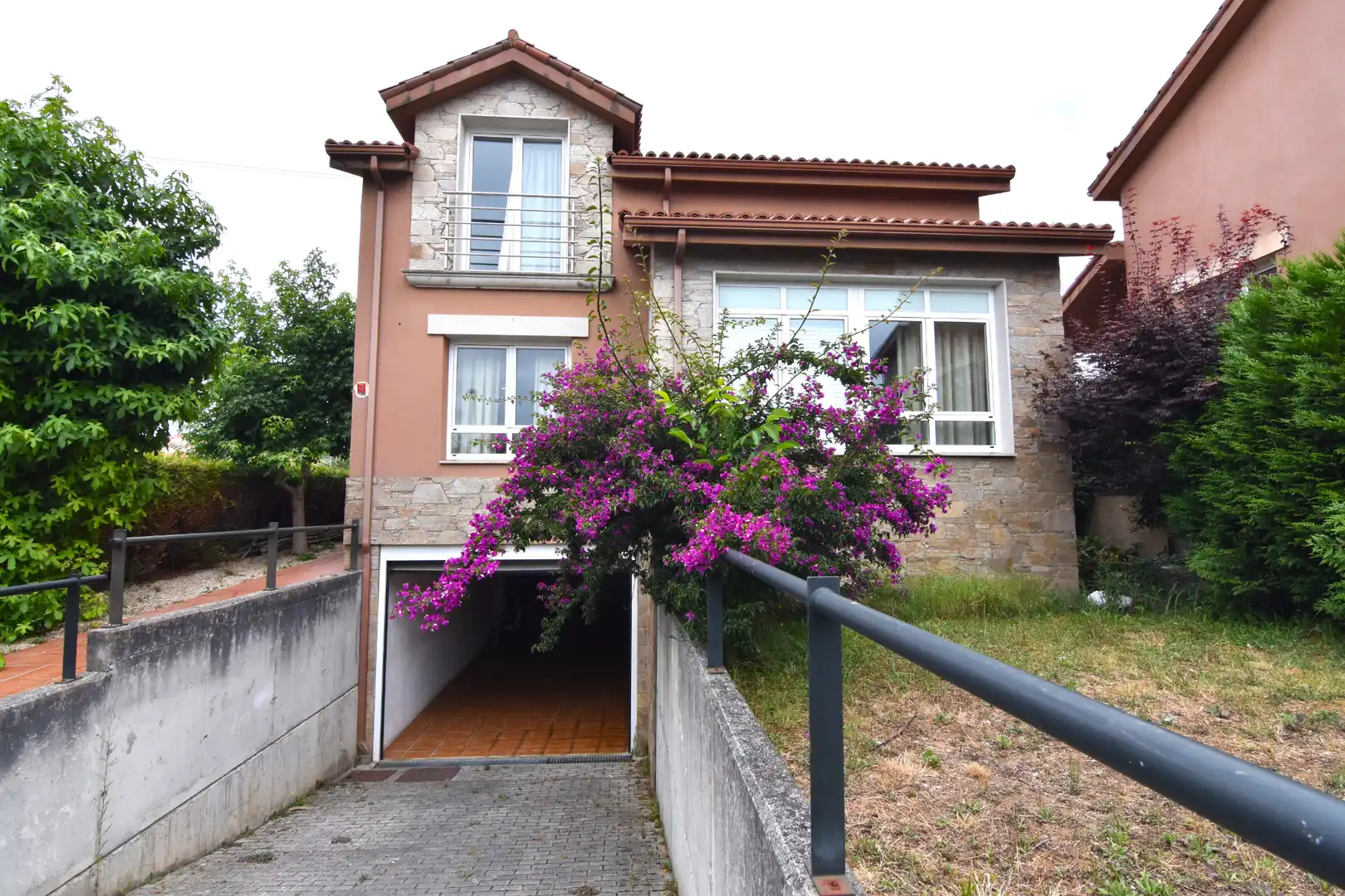 Vista exterior de Casa o chalet en venta en Miño con Calefacción, Jardín privado y Parquet