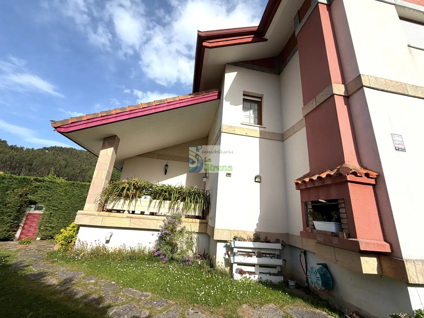 Vista exterior de Casa o chalet en venta en Castro-Urdiales con Calefacción, Jardín privado y Terraza