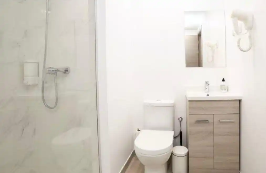 Bany de Dúplex en venda en L'Hospitalet de Llobregat amb Aire condicionat, Calefacció i Parquet