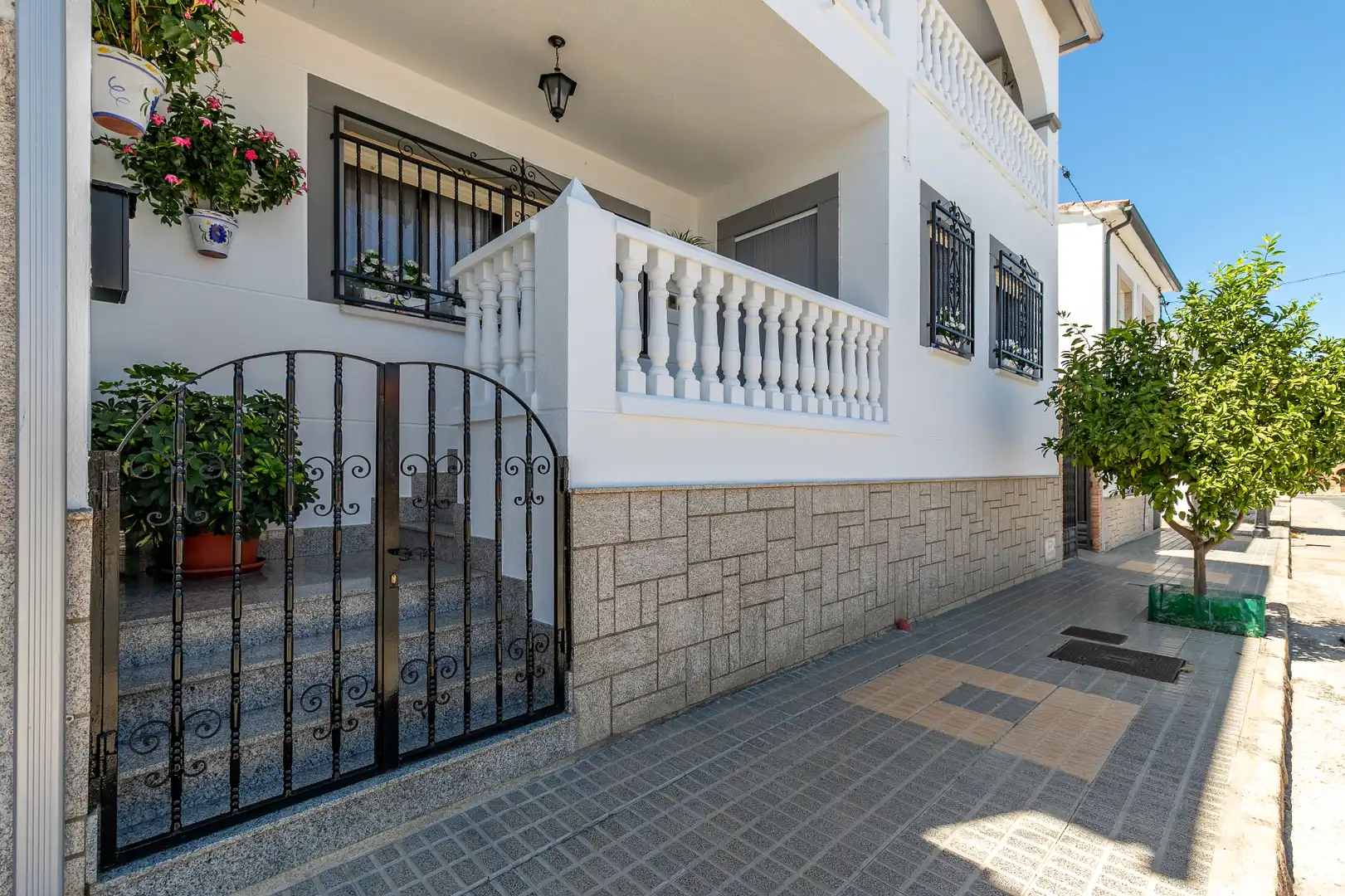 Vista exterior de Casa adosada en venda en Alagón del Río amb Aire condicionat, Calefacció i Jardí privat
