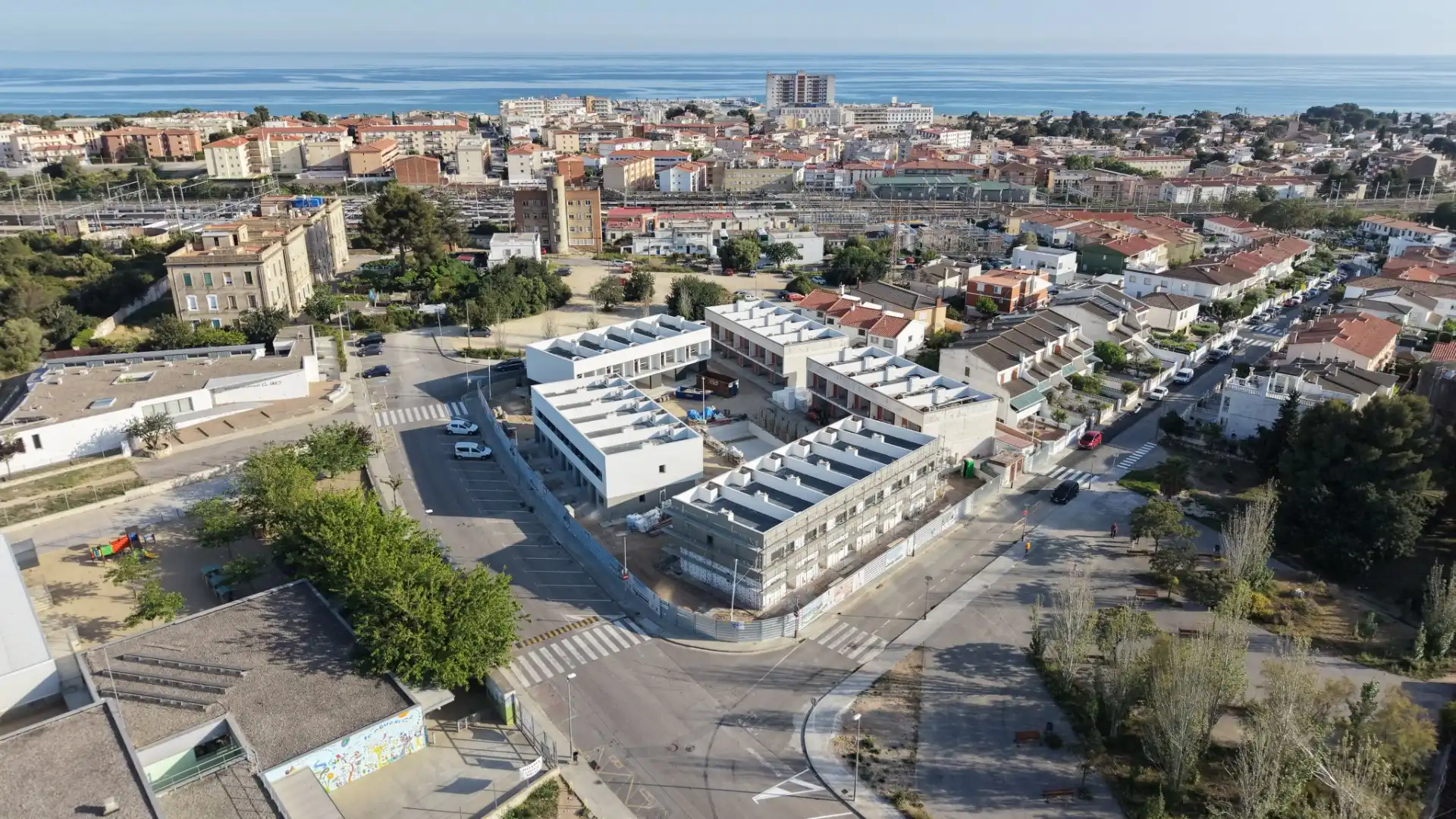 Außenansicht von Einfamilien-Reihenhaus zum Verkauf in El Vendrell mit Klimaanlage, Heizung und Privatgarten