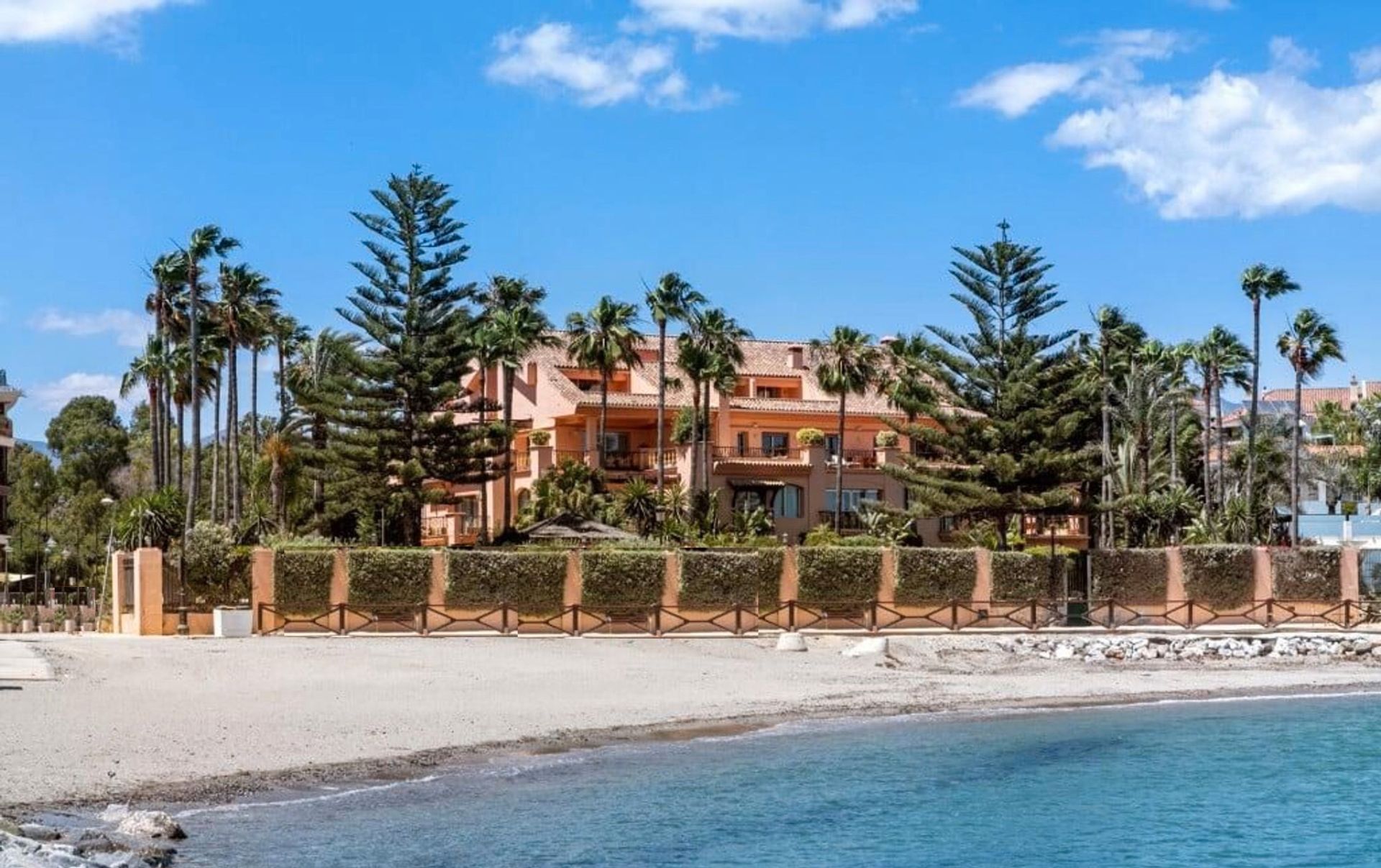 Exterior view of Planta baja for sale in Marbella  with Air Conditioner, Heating and Private garden