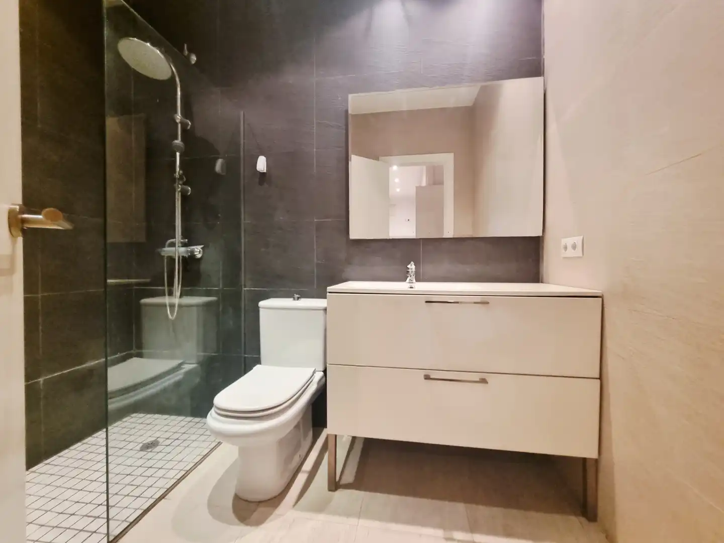 Baño de Piso en venta en Girona con Aire acondicionado, Calefacción y Jardín privado