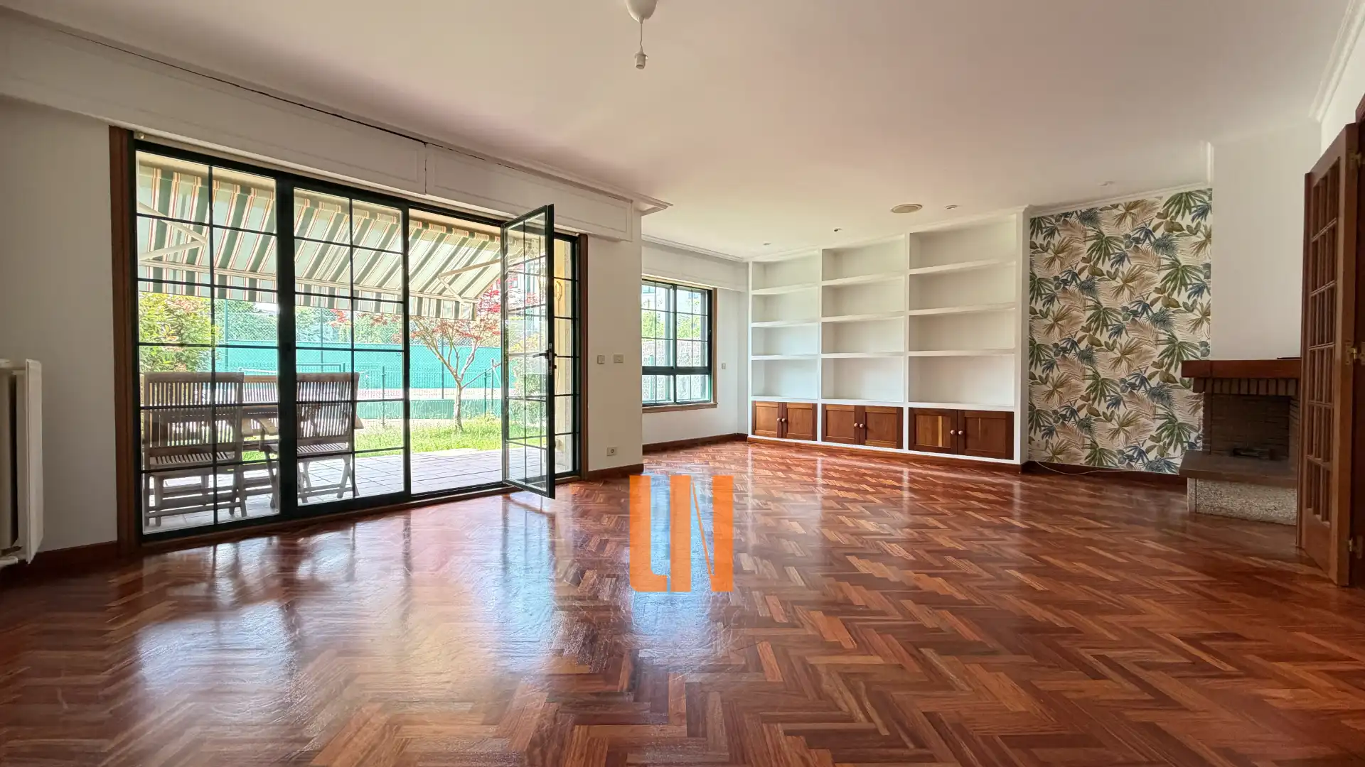 Sala de estar de Casa adosada en venta en Oleiros con Calefacción, Jardín privado y Parquet