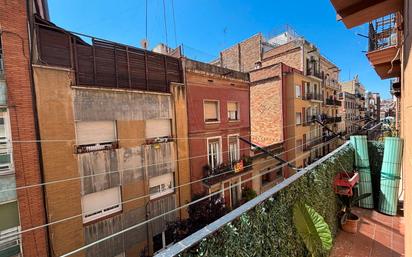 Exterior view of Flat for sale in  Barcelona Capital  with Oven and Balcony