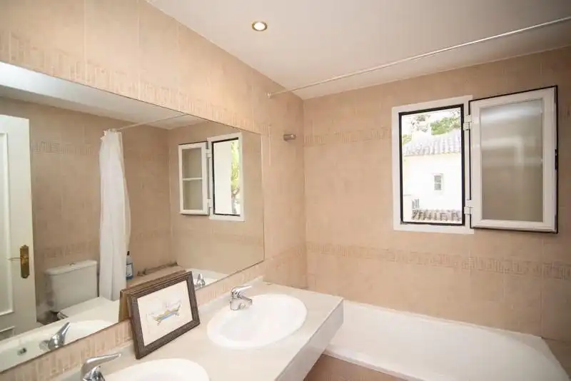 Baño de Casa o chalet en venta en Chiclana de la Frontera con Aire acondicionado, Jardín privado y Trastero
