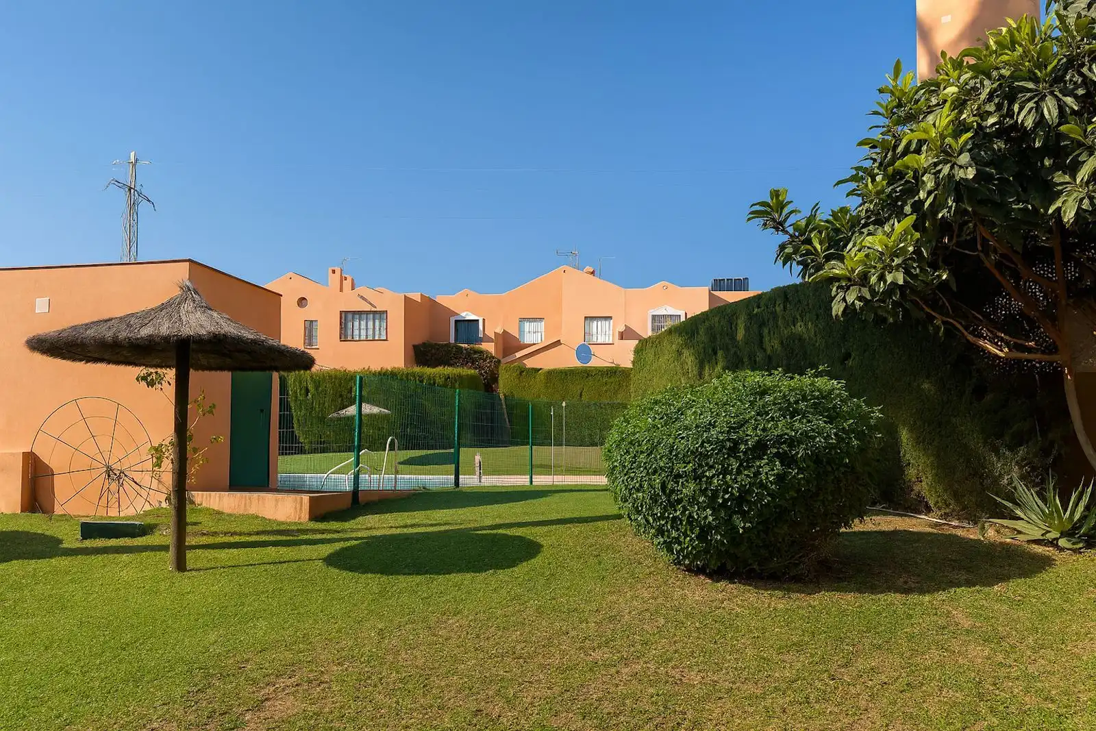 Jardí de Casa adosada en venda en Estepona amb Aire condicionat, Terrassa i Internet