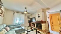 Sala d'estar de Casa adosada en venda en Los Barrios amb Terrassa