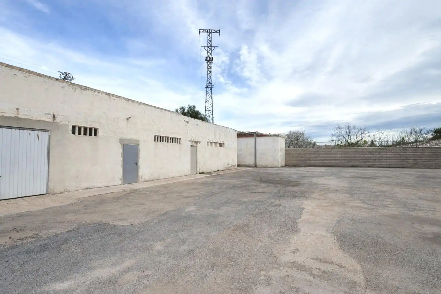 Außenansicht von Fabrikhallen zum Verkauf in Sagunto / Sagunt