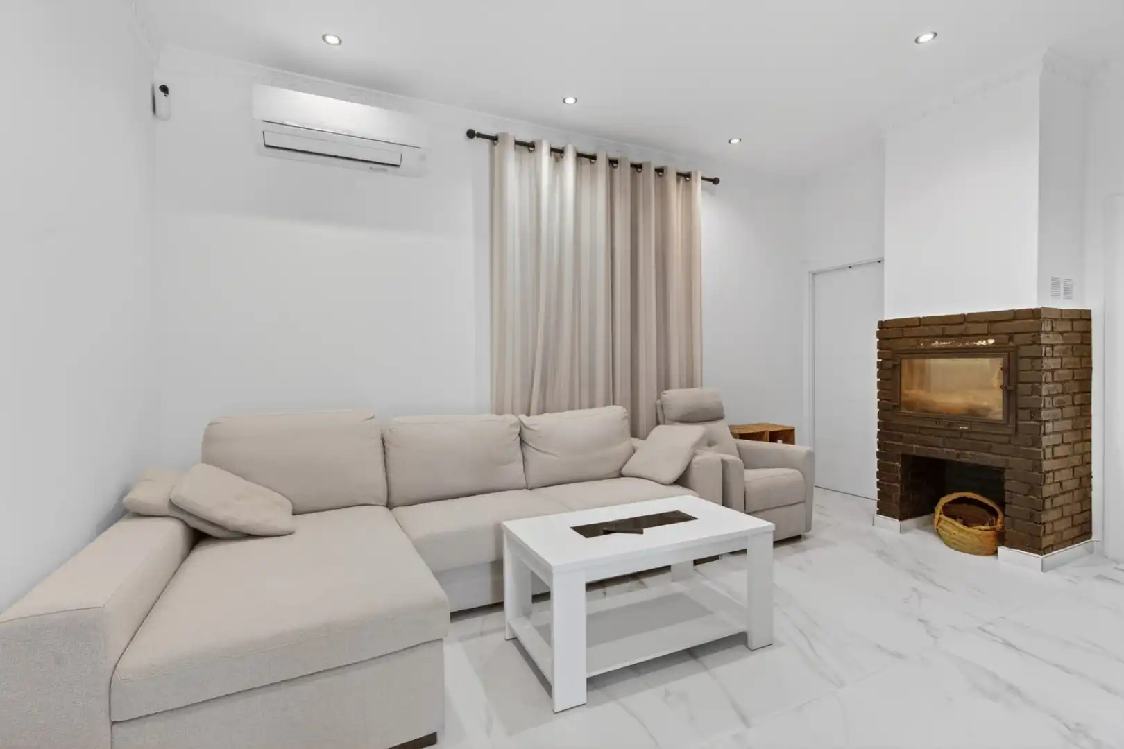 Sala d'estar de Casa o xalet en venda en Elche / Elx amb Aire condicionat, Calefacció i Jardí privat
