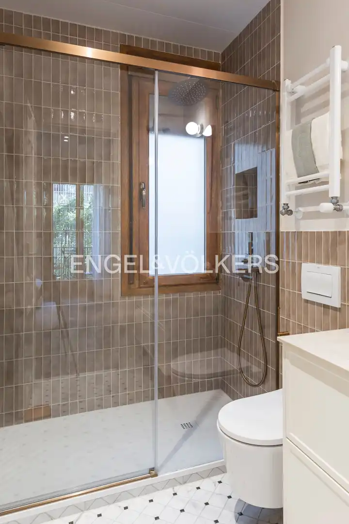 Badezimmer von Wohnung zum Verkauf in Madrid mit Klimaanlage, Heizung und Parkett