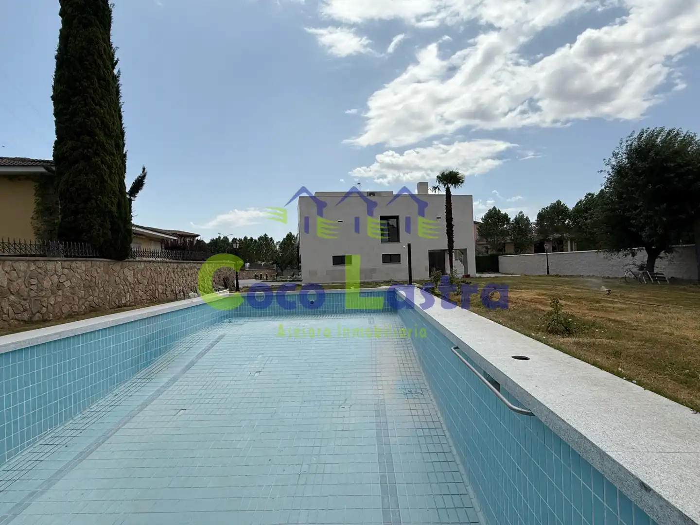 Schwimmbecken von Haus oder Chalet zum Verkauf in Villamayor mit Klimaanlage, Heizung und Privatgarten
