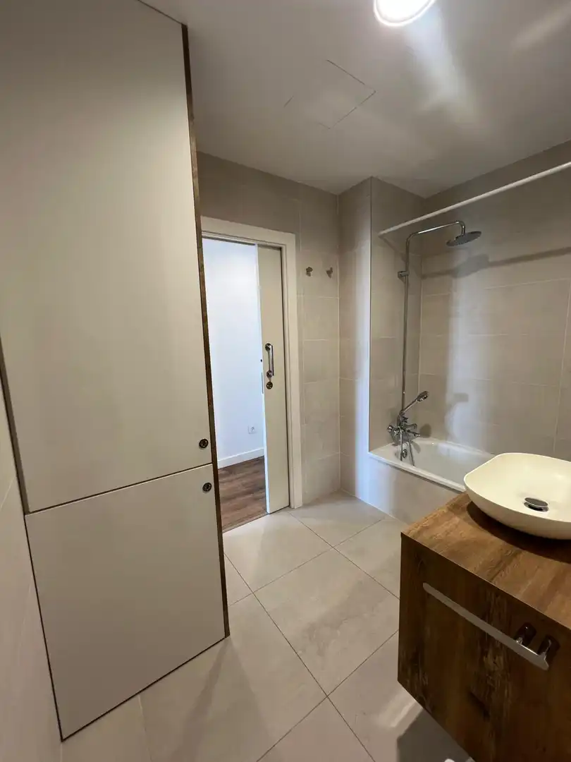 Bany de Pis en venda en  Logroño amb Aire condicionat, Calefacció i Terrassa