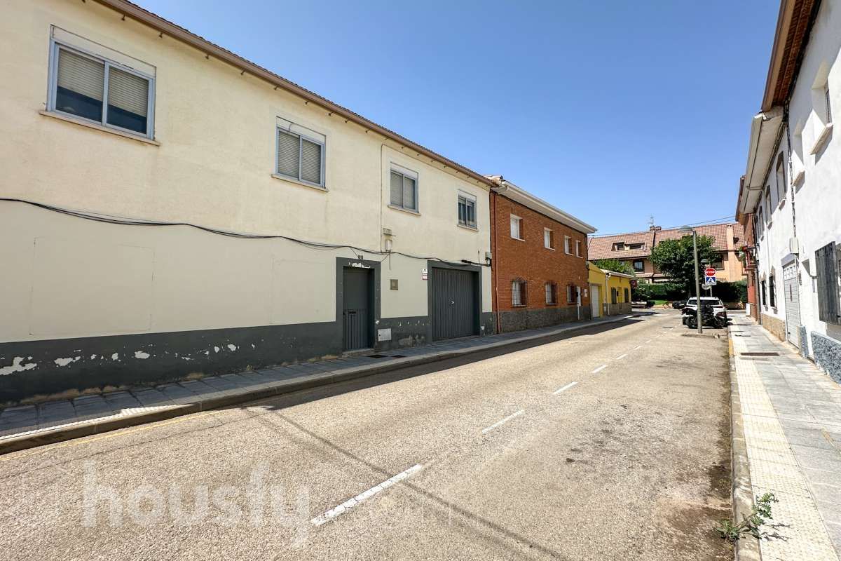 Vista exterior de Casa o xalet en venda en Azuqueca de Henares amb Jardí privat, Terrassa i Traster