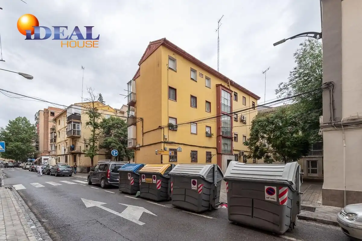 Vista exterior de Piso en venta en Granada con Terraza