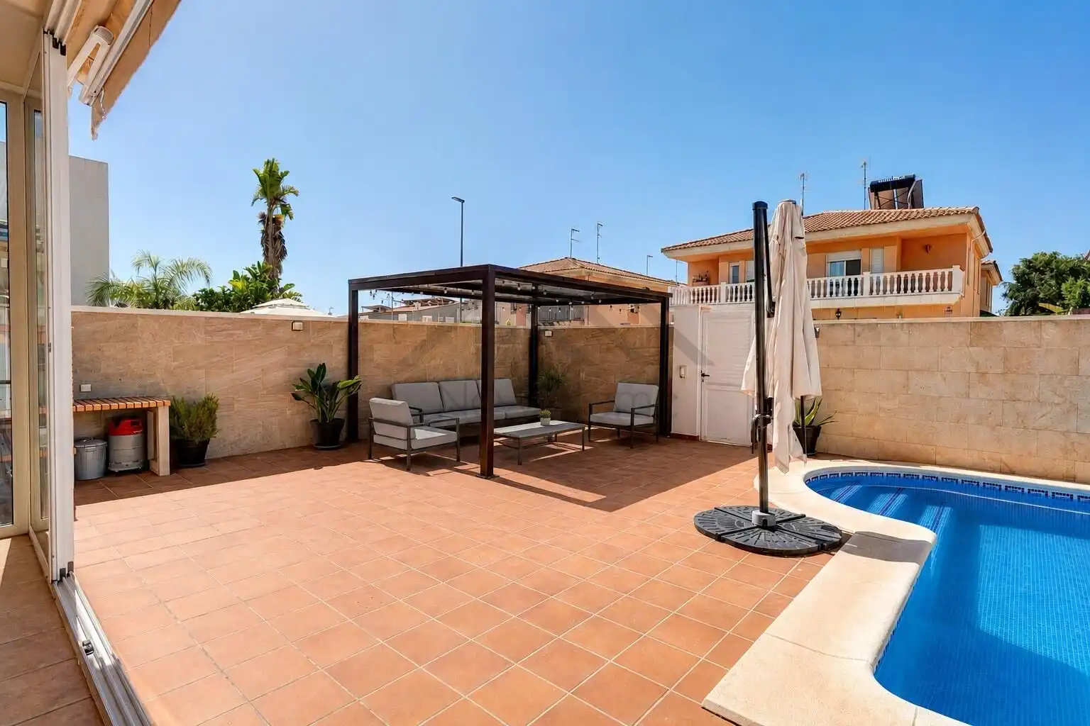 Terrassa de Casa adosada en venda en La Pobla de Vallbona amb Aire condicionat, Calefacció i Jardí privat